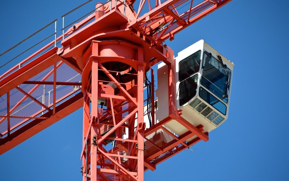 Die Kabine eines Kranes auf einer Baustelle Die Kabine eines Kranes auf einer Baustelle